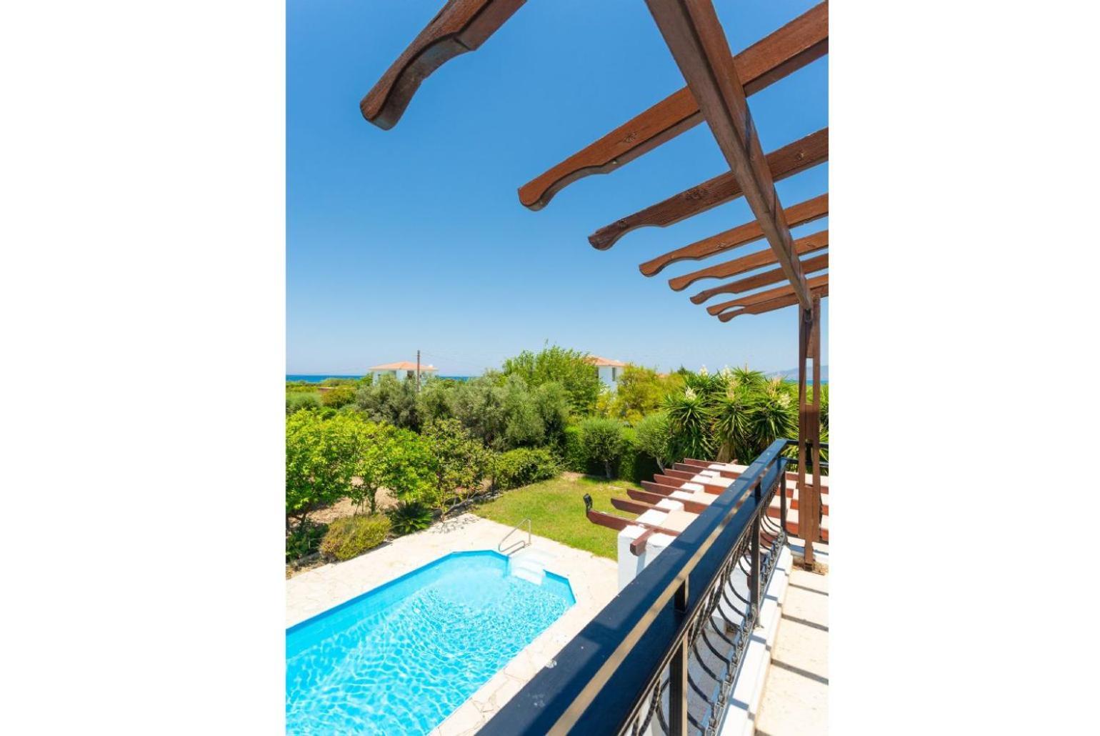 Sun Beach Villa Thio Polis 外观 照片